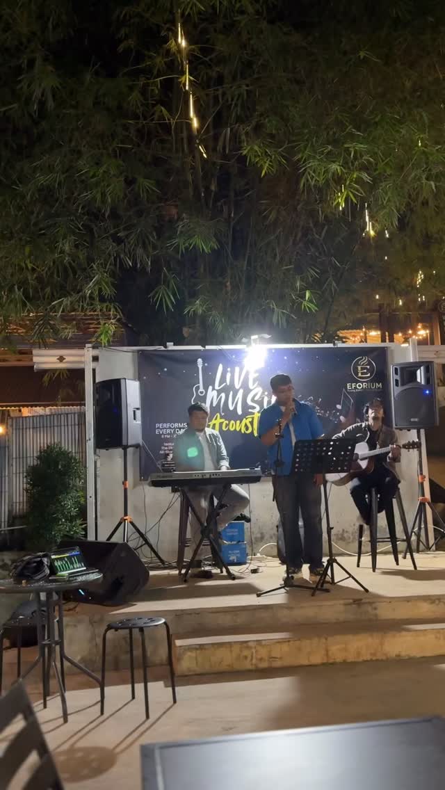 Band tampil di panggung EFORIUM