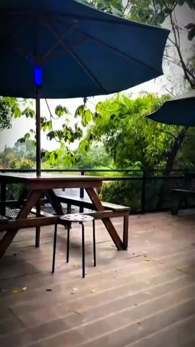 Teras kayu outdoor EFORIUM dengan meja panjang dan payung